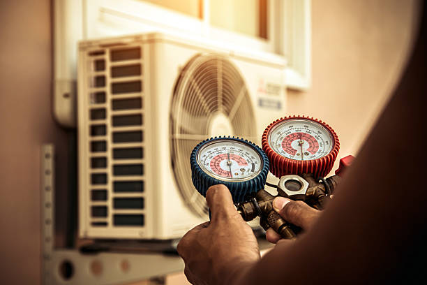 Professional Hvac technician working in Hallandale, FL